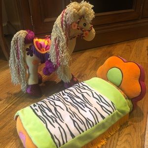 Vintage Groovy Girls 2001 Manhattan Toy horse & bed